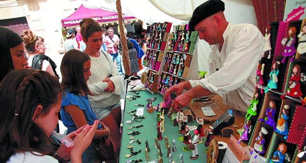 Los trabajos de artesanía abundarán este fin de semana en la Feria Medieval. 
