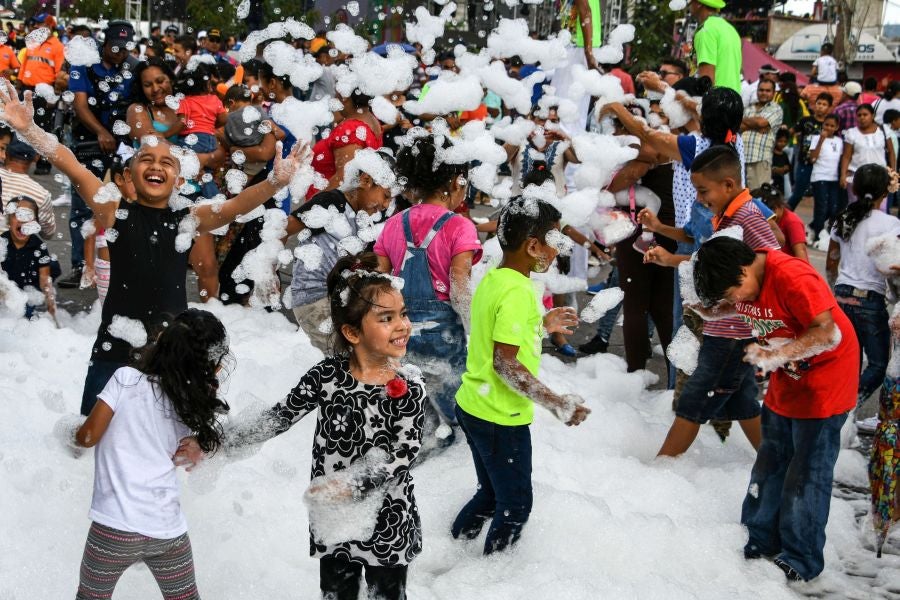 Miles de hondureños celebran, anticipadamente, el 440 aniversario de fundación de Tegucigalpa, la capital del país, con la participación de bandas musicales y el dominicano Toño Rosario.