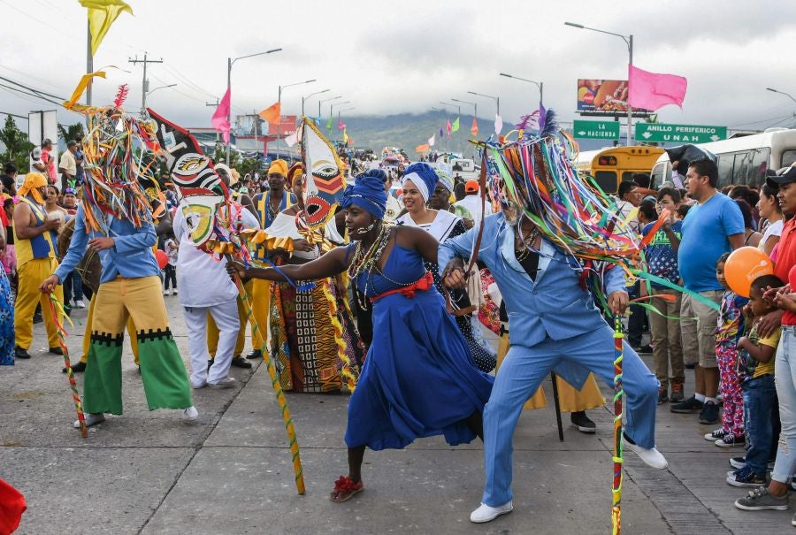 Miles de hondureños celebran, anticipadamente, el 440 aniversario de fundación de Tegucigalpa, la capital del país, con la participación de bandas musicales y el dominicano Toño Rosario.