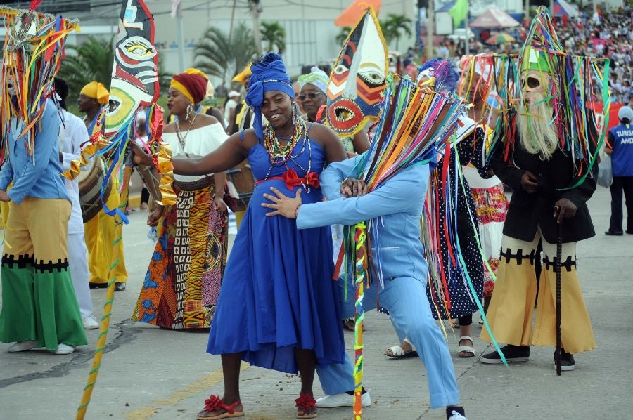 Miles de hondureños celebran, anticipadamente, el 440 aniversario de fundación de Tegucigalpa, la capital del país, con la participación de bandas musicales y el dominicano Toño Rosario.