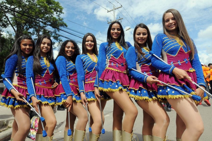 Miles de hondureños celebran, anticipadamente, el 440 aniversario de fundación de Tegucigalpa, la capital del país, con la participación de bandas musicales y el dominicano Toño Rosario.