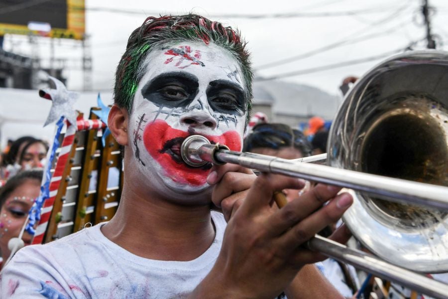 Miles de hondureños celebran, anticipadamente, el 440 aniversario de fundación de Tegucigalpa, la capital del país, con la participación de bandas musicales y el dominicano Toño Rosario.