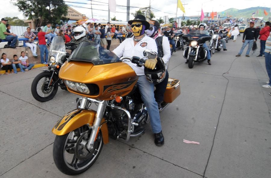 Miles de hondureños celebran, anticipadamente, el 440 aniversario de fundación de Tegucigalpa, la capital del país, con la participación de bandas musicales y el dominicano Toño Rosario.