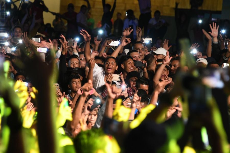 Miles de hondureños celebran, anticipadamente, el 440 aniversario de fundación de Tegucigalpa, la capital del país, con la participación de bandas musicales y el dominicano Toño Rosario.