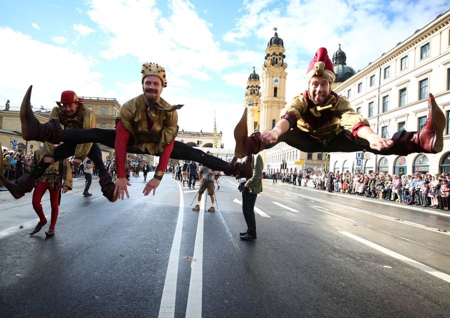 Cientos de vecinos desfilan, con los trajes tradicionales, por el centro de Munich, Alemania.