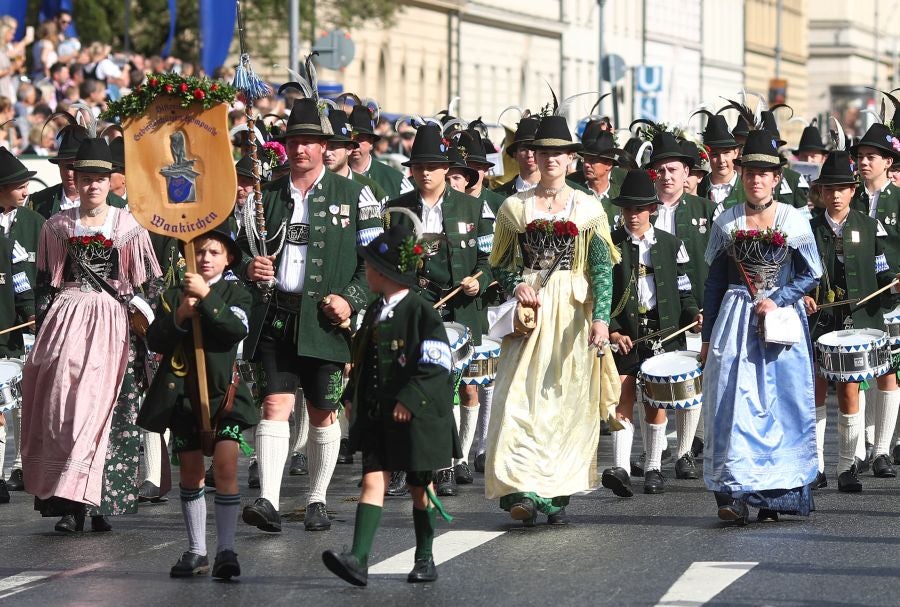 Cientos de vecinos desfilan, con los trajes tradicionales, por el centro de Munich, Alemania.