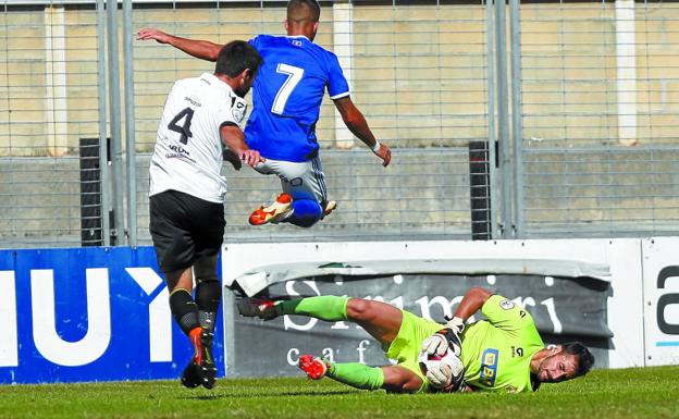 Txusta se hace con el balón ayer en Gal. Su actuación fue clave para salvar un punto ante el Oviedo B. 