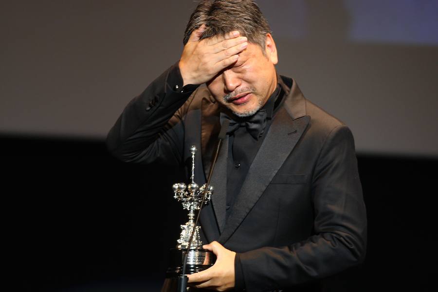 Hirokazu Kore-Eda, que recibe el Premio Donostia, y los miembros de los equipos de tres películas de la Sección Oficial, los principales protagonistas de la jornada en el Festival de Cine de San Sebastián en su tercera jornada.