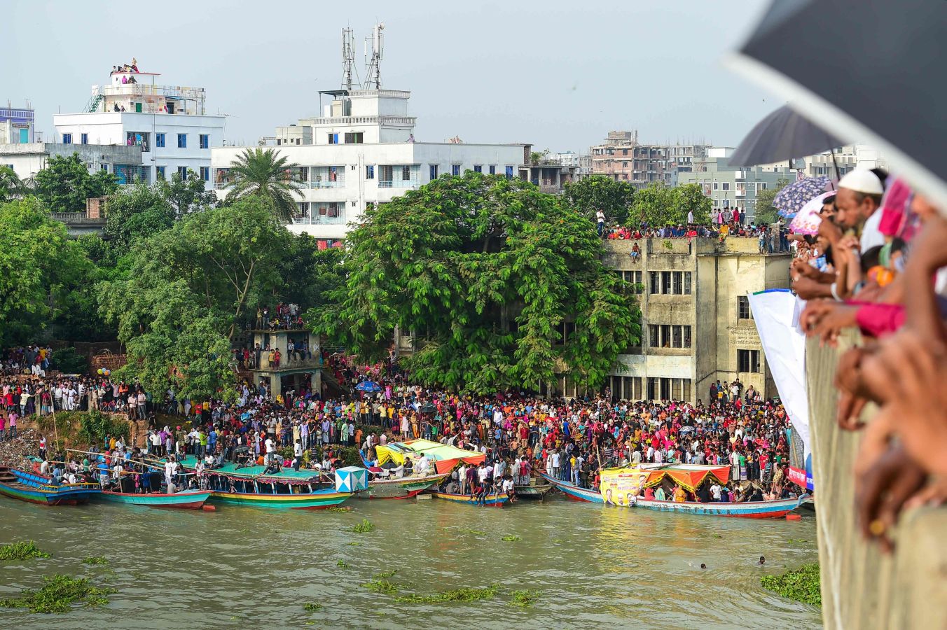 Hileras de hombres de Bangladesh durante una regata tradicional en el río Buriganga en Dhaka el 24 de septiembre