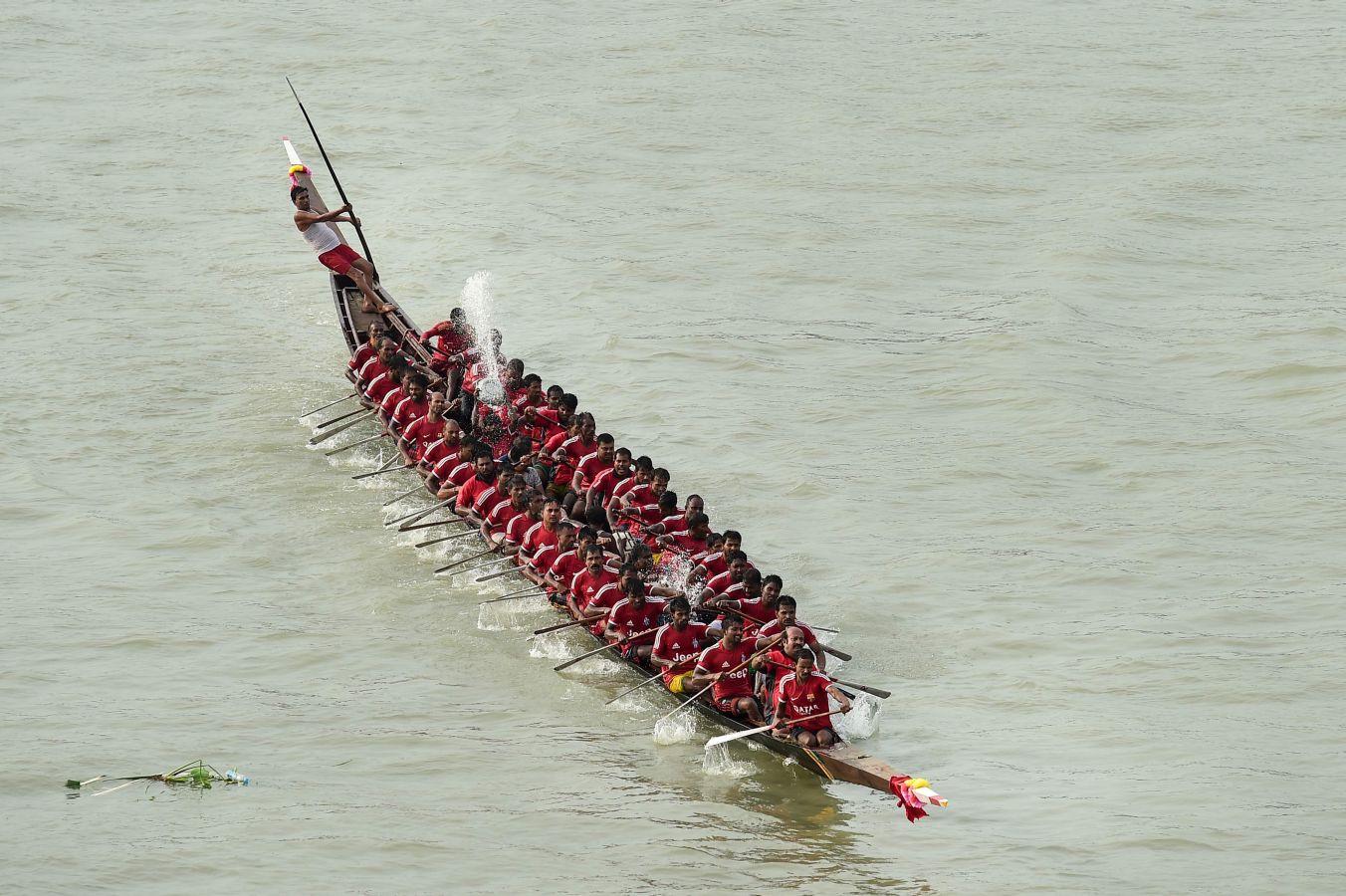 Hileras de hombres de Bangladesh durante una regata tradicional en el río Buriganga en Dhaka el 24 de septiembre