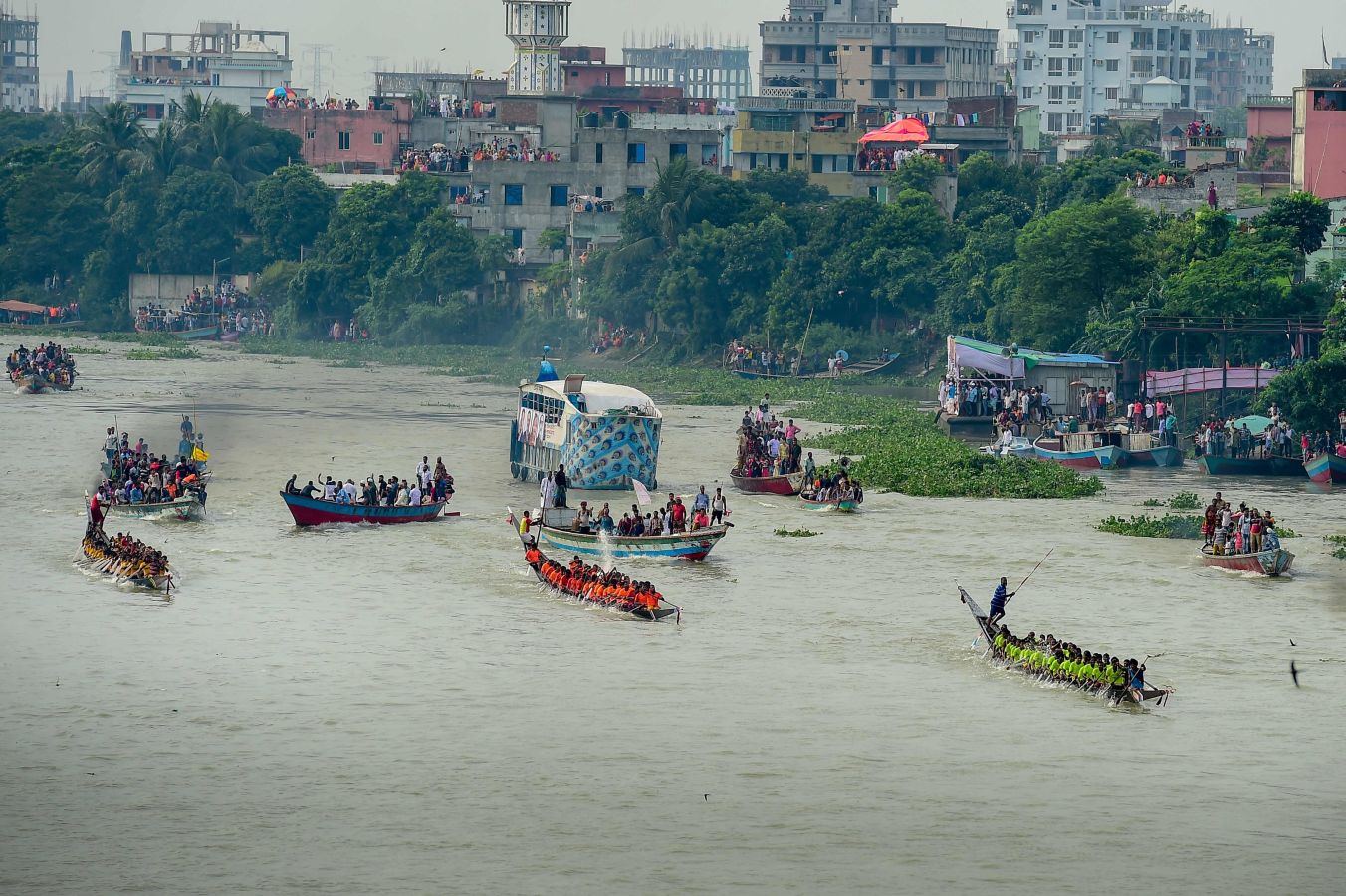 Hileras de hombres de Bangladesh durante una regata tradicional en el río Buriganga en Dhaka el 24 de septiembre