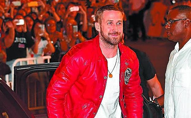 Le habían avisado que le esperaba una multitud. Gosling bajó del coche, sonrió y saludó, enfundado en su cazadora roja.