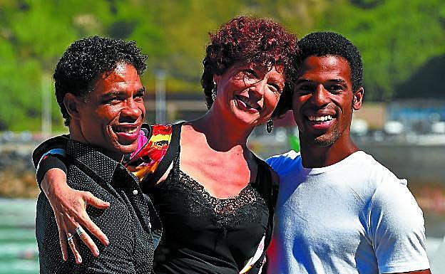 Los actores Carlos Acosta y Keyvin Martínez aúpan a Iciar Bollaín. 
