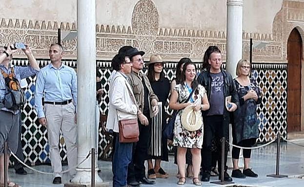 Bono, con sombrero, en la Alhambra.