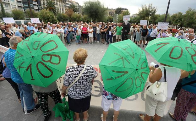 Los pensionistas de Donostia retomaron hace dos semanas sus protestas semanales de los lunes. 