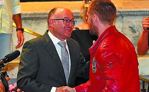 Galería. Rebordinos saluda a Ryan Gosling. 