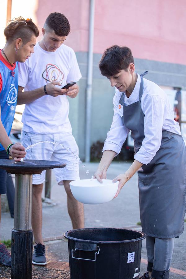 Los asistentes acabaron con los 10.000 pintxos que aportaron desinteresadamente restaurantes y bares