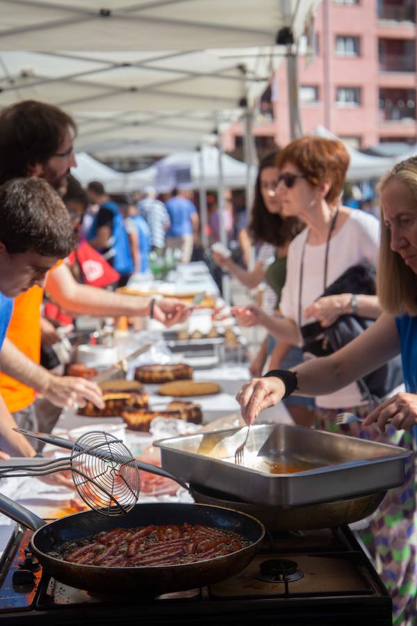 Los asistentes acabaron con los 10.000 pintxos que aportaron desinteresadamente restaurantes y bares