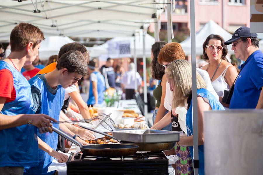 Los asistentes acabaron con los 10.000 pintxos que aportaron desinteresadamente restaurantes y bares