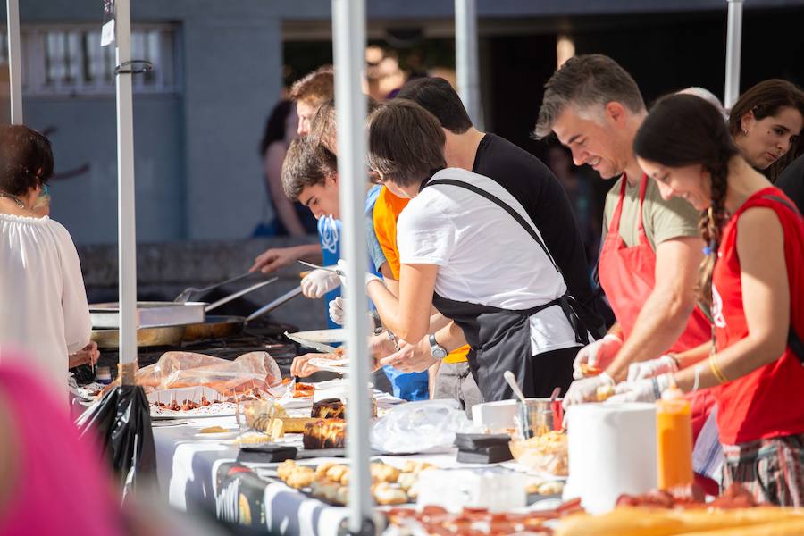 Los asistentes acabaron con los 10.000 pintxos que aportaron desinteresadamente restaurantes y bares