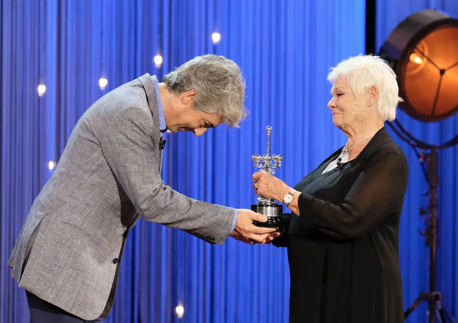 Judi Dench ha recibido este martes el máximo galardón del Festival de Cine de San Sebastián, el Premio Donostia, durante una emotiva gala celebrada en el Kursaal.