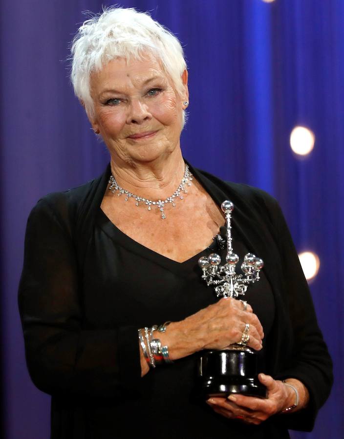 Judi Dench ha recibido este martes el máximo galardón del Festival de Cine de San Sebastián, el Premio Donostia, durante una emotiva gala celebrada en el Kursaal.