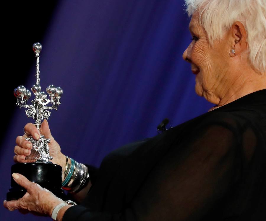 Judi Dench ha recibido este martes el máximo galardón del Festival de Cine de San Sebastián, el Premio Donostia, durante una emotiva gala celebrada en el Kursaal.