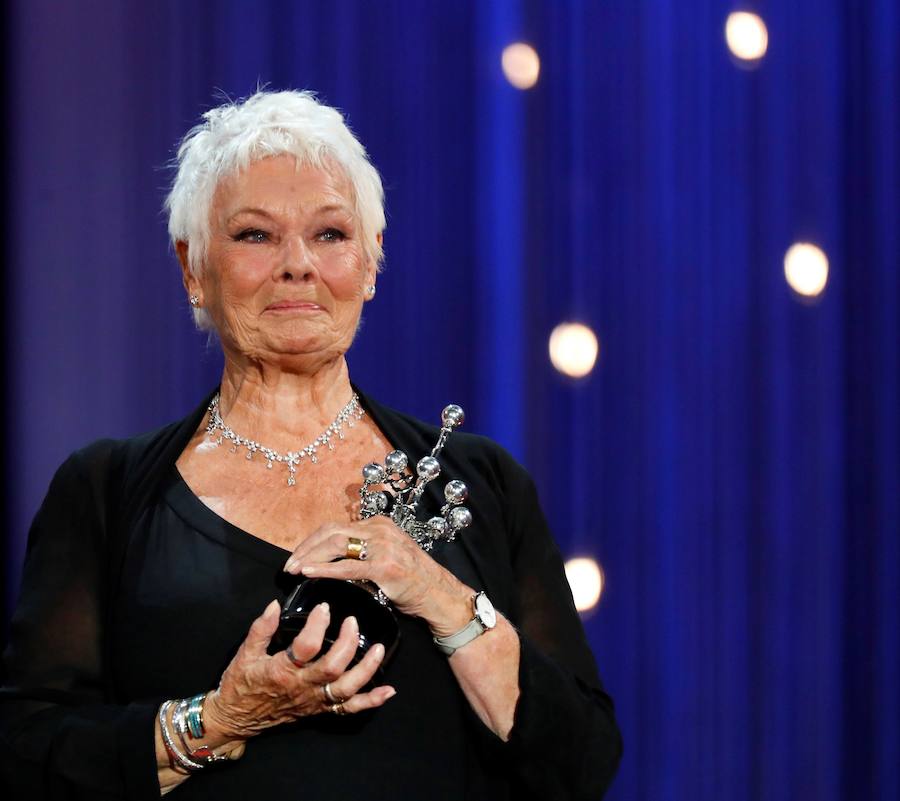 Judi Dench ha recibido este martes el máximo galardón del Festival de Cine de San Sebastián, el Premio Donostia, durante una emotiva gala celebrada en el Kursaal.