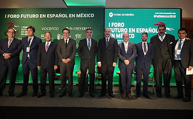 Representantes de Vocento y de 'El Universal', en la foto de familia que inmortalizó la jornada.