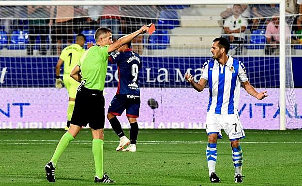 Momento de la expulsión de Juanmi en el partido ante el Huesca