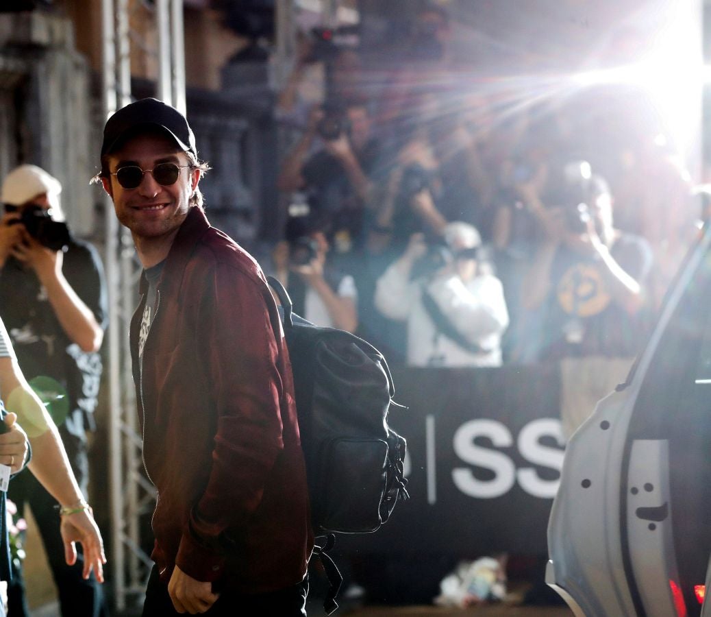 El actor decepciona a su llegada al María Cristina al saludar fugazmente y esconderse en el interior del hotel