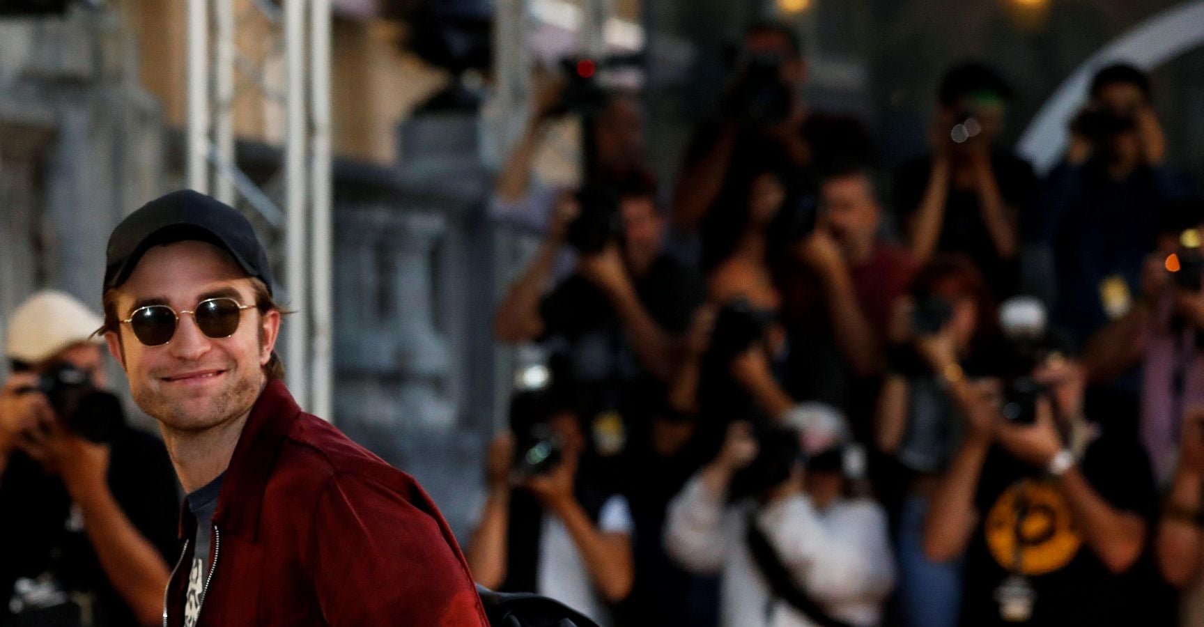 El actor decepciona a su llegada al María Cristina al saludar fugazmente y esconderse en el interior del hotel