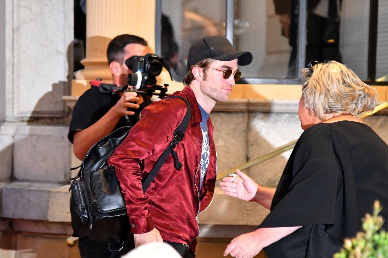 El actor decepciona a su llegada al María Cristina al saludar fugazmente y esconderse en el interior del hotel