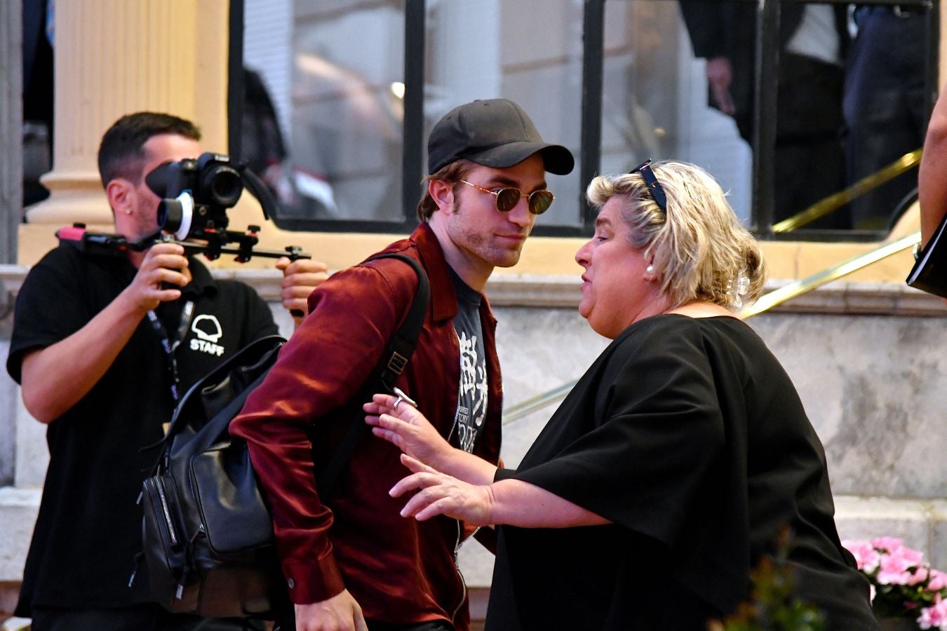 El actor decepciona a su llegada al María Cristina al saludar fugazmente y esconderse en el interior del hotel