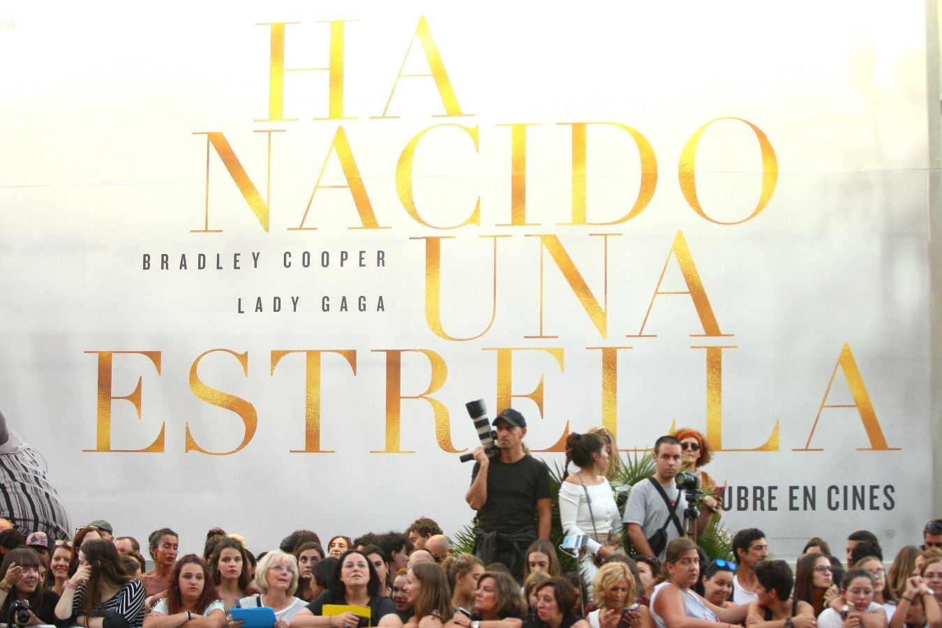 El actor decepciona a su llegada al María Cristina al saludar fugazmente y esconderse en el interior del hotel