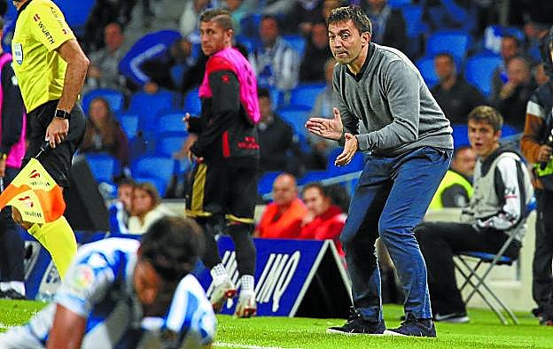 Asier Garitano arenga a sus jugadores desde el área técnica ayer durante el partido contra el Rayo Vallecano en el nuevo Anoeta. 