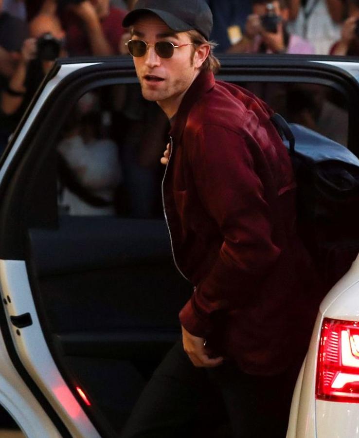 El actor decepciona a su llegada al María Cristina al saludar fugazmente y esconderse en el interior del hotel