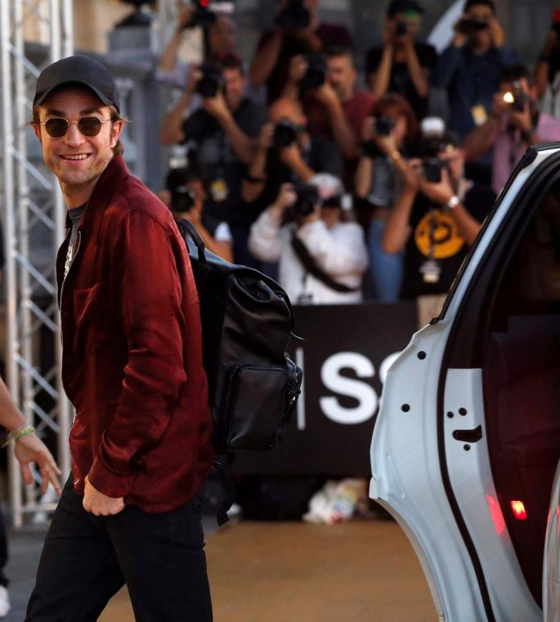 El actor decepciona a su llegada al María Cristina al saludar fugazmente y esconderse en el interior del hotel