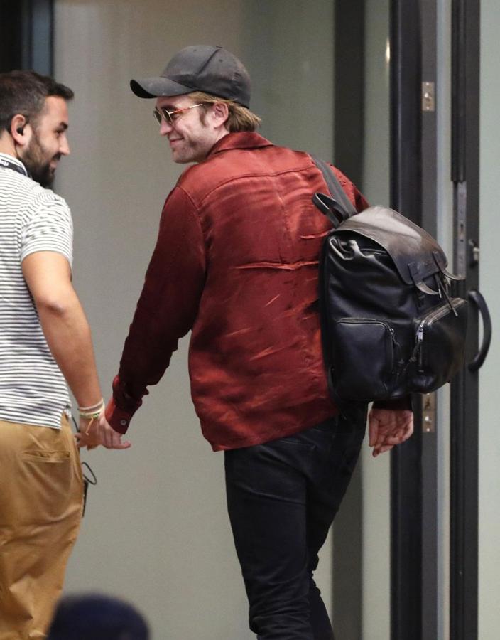 El actor decepciona a su llegada al María Cristina al saludar fugazmente y esconderse en el interior del hotel