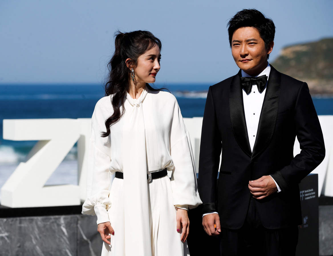 El director Jie Liu y los actores Jingfei Guo y Mi Yang, antes de la presentación este jueves de su película «Bao bei er», que compite en la sección oficial del la 66 edición del Festival Internacional de Cine de San Sebastián. 