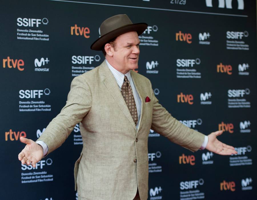 El Festival de Cine de San Sebastián ha vuelto a mostrar este jueves a un buen ramillete de estrellas como Paco León y el equipo de la serie 'Arde Madrid', el cineasta mexicano Alfonso Cuarón, Pedro Almodóvar, Juliette Binoche o Robert Pattinson entre otros.