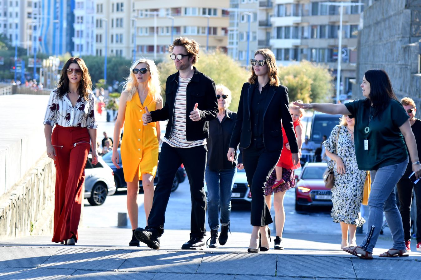 El Festival de Cine de San Sebastian ha vuelto a mostrar este jueves a un buen ramillete de estrellas como Paco León y el equipo de la serie 'Arde Madrid', el cineasta mexicano Alfonso Cuarón, Pedro Almodóvar, Juliette Binoche o Robert Pattinson entre otros.