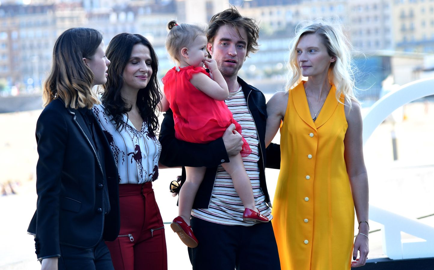 El Festival de Cine de San Sebastian ha vuelto a mostrar este jueves a un buen ramillete de estrellas como Paco León y el equipo de la serie 'Arde Madrid', el cineasta mexicano Alfonso Cuarón, Pedro Almodóvar, Juliette Binoche o Robert Pattinson entre otros.