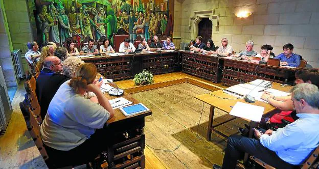 Miembros del gobierno municipal en el Pleno. 