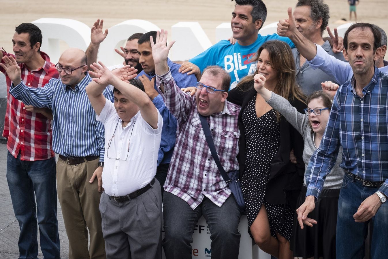 Los discapacitados intelectuales que han trabajado en 'Campeones', filme seleccionado por España para los Óscar de 2019 han viajado a San Sebastián para presentar en la pantalla gigante del Velódromo de Anoeta ambos filmes -primero se proyectará 'Campeones' y después el documental 'Ni distintos ni diferentes: Campeones'.