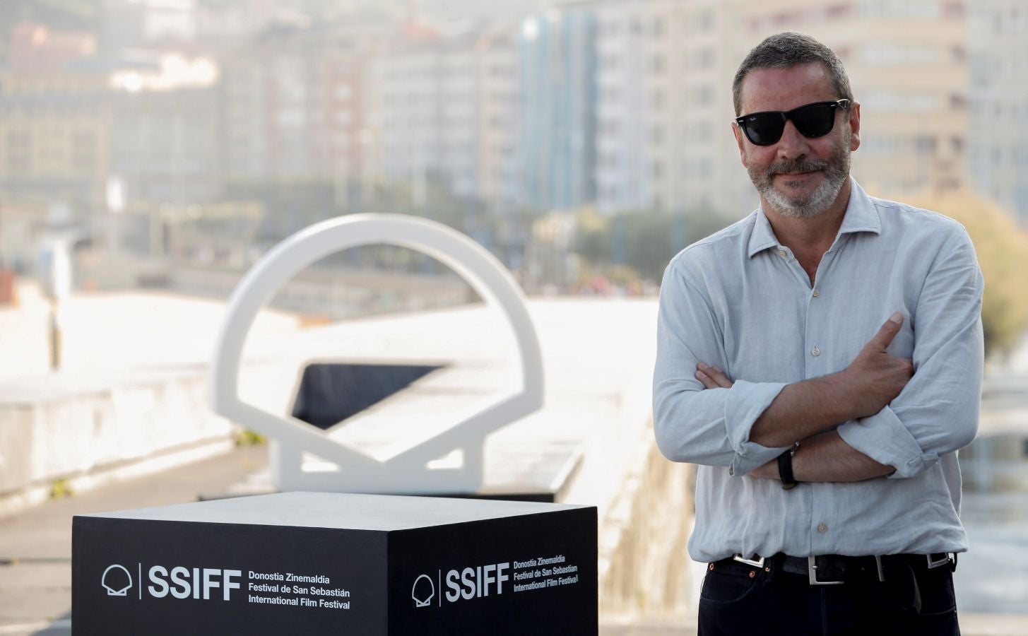 Un padre diabólico, unos hermanos que se despedazan, mujeres de hierro, y en el centro, el suculento negocio del narcotráfico. Así es la serie española 'Gigantes', presentada este viernes en el Festival de cine de San Sebastián