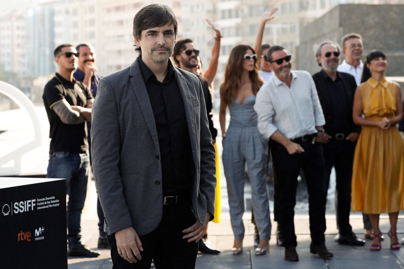 Un padre diabólico, unos hermanos que se despedazan, mujeres de hierro, y en el centro, el suculento negocio del narcotráfico. Así es la serie española 'Gigantes', presentada este viernes en el Festival de cine de San Sebastián