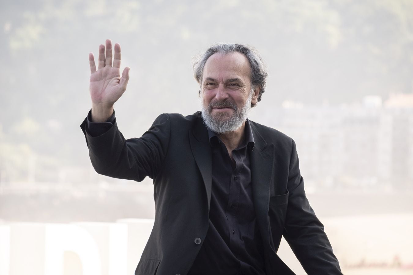 Un padre diabólico, unos hermanos que se despedazan, mujeres de hierro, y en el centro, el suculento negocio del narcotráfico. Así es la serie española 'Gigantes', presentada este viernes en el Festival de cine de San Sebastián