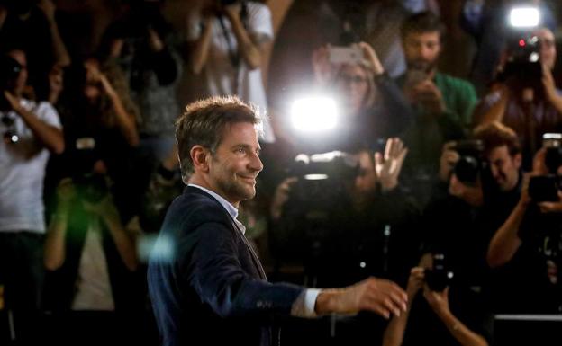 Bradley Cooper llega al 66 Festival Internacional de Cine de San Sebastián y se da un auténtico baño de multitudes. 