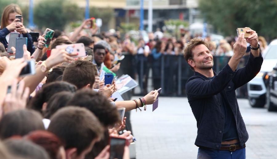 Bradley Cooper, tres veces nominado al Oscar como mejor actor, cierra la sección Perlas del Festival de San Sebastián con su opera prima como director, 'A star is born' 